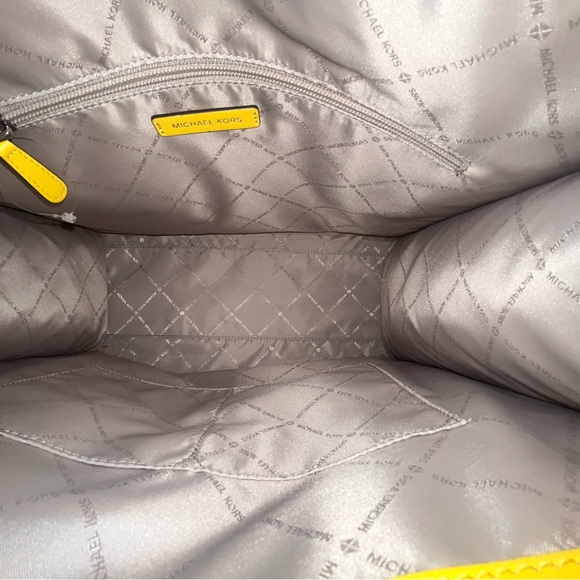 Beautiful Bag 💛💛💛💛 - Picture 4 of 5